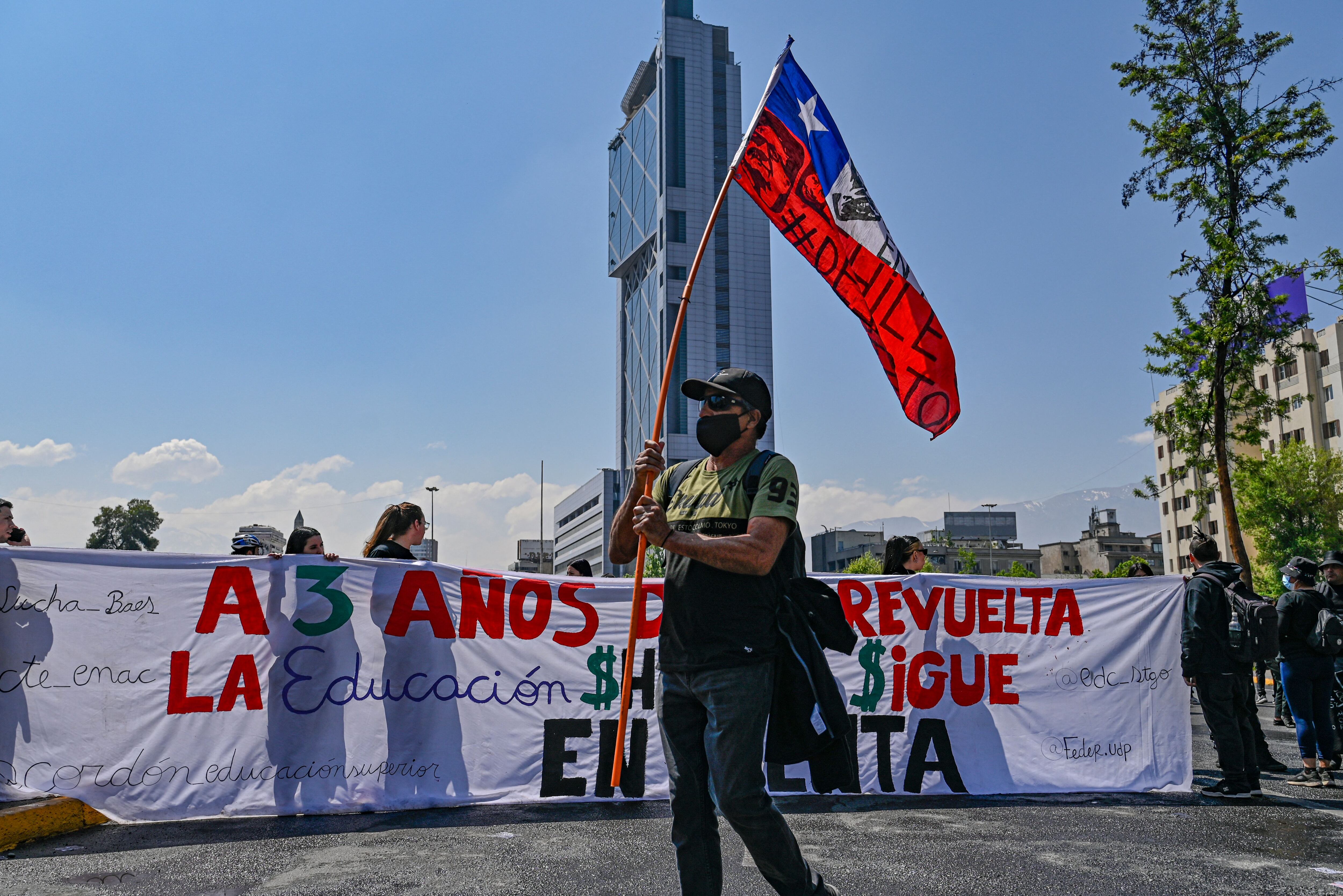 Manifestaciones en Chile. (Photo by MARTIN BERNETTI/AFP via Getty Images)