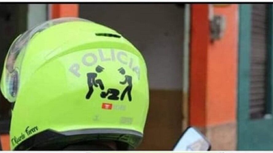 Policía investigado por portar calcomanía ofensiva en su casco. Foto: Suministrada por el alcalde de Pensilvania.