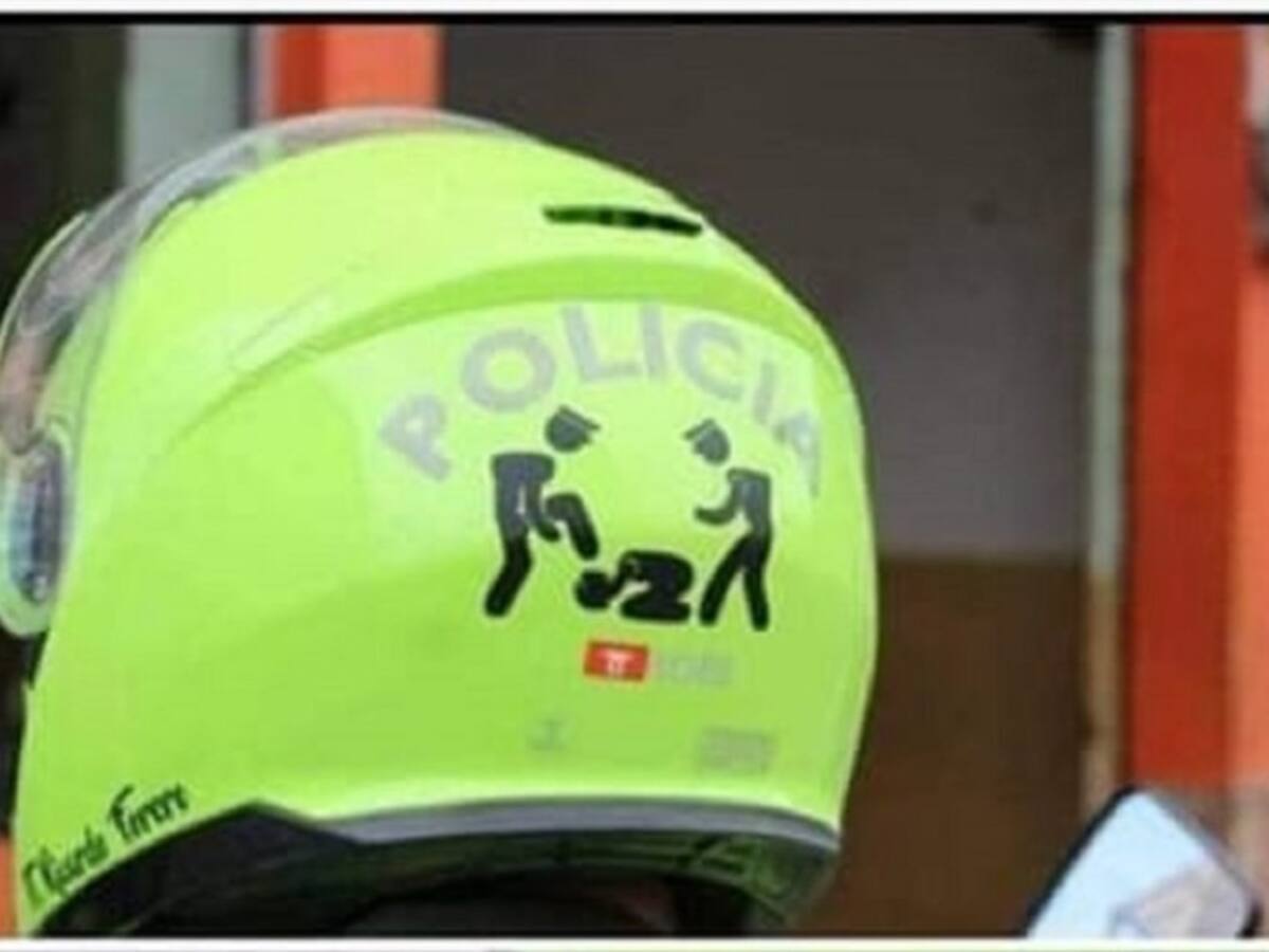 Polémica y rechazo por uniformado que tenía en un su casco una calcomanía ofensiva