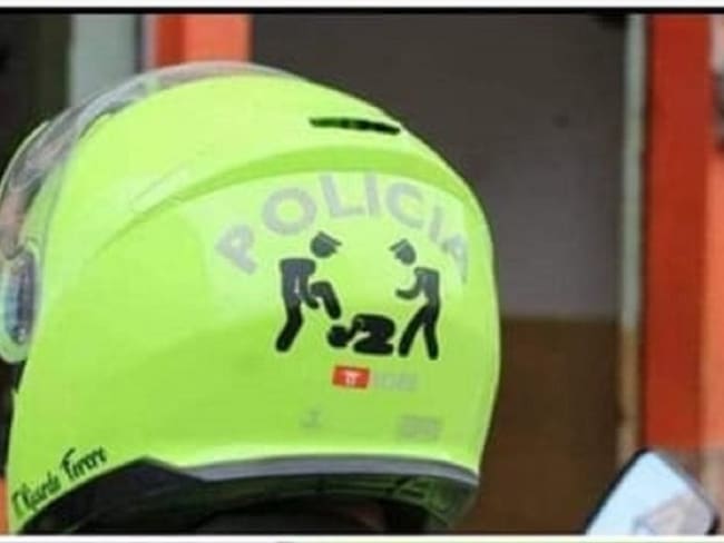 Policía investigado por portar calcomanía ofensiva en su casco. Foto: Suministrada por el alcalde de Pensilvania.