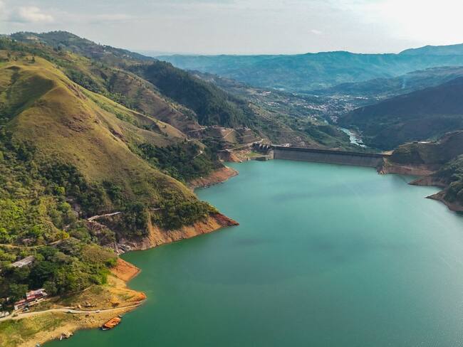 El embalse aún tendrá un 41% de su capacidad antes de que vuelvan las lluvias. Foto: CVC
