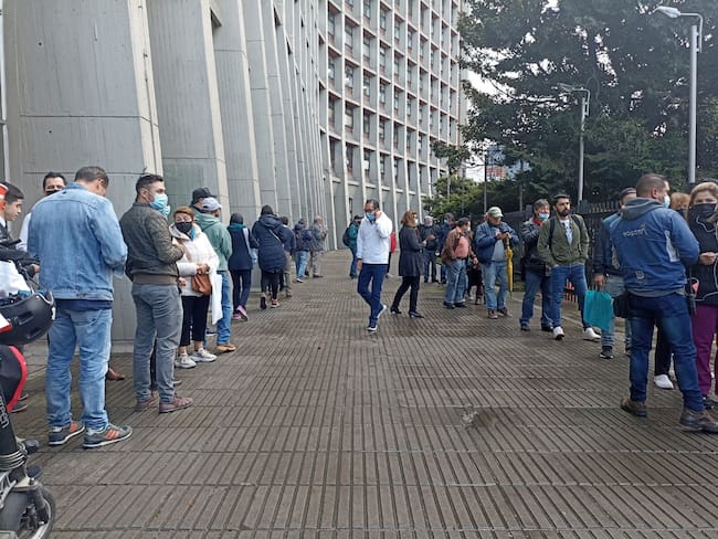 Les quedó grande: Lucia Bastidas al Distrito tras largas filas de contribuyentes