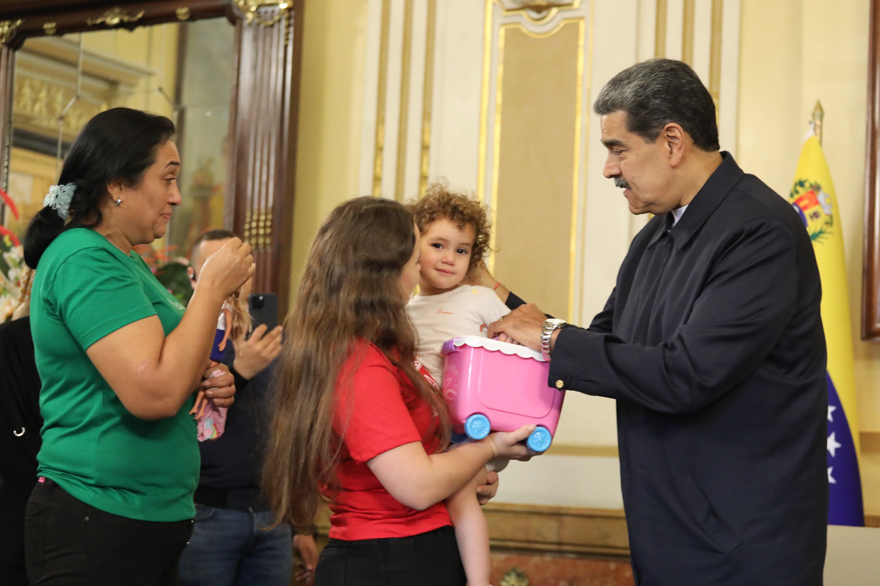 Presidente de Venezuela, Nicolás Maduro, junto a Yorely Bernal y a su hija Maikelys Espinoza. FOTO: EFE/ Prensa del Palacio de Miraflores 