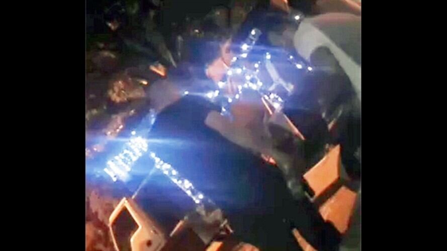 El oficial fue grabado cuando departía con varias personas en las instalaciones policiales . Foto: Cortesía