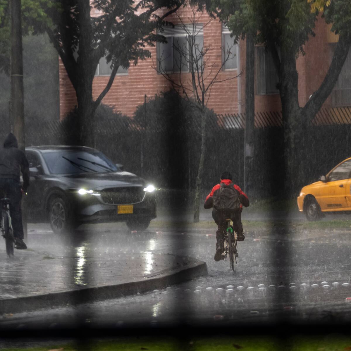 Inundaciones afectan principales vías de Bogotá tras fuertes lluvias