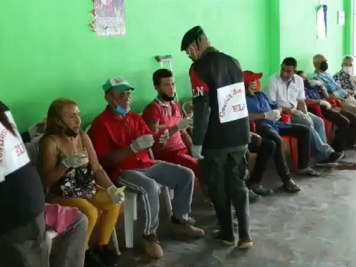 Guerrilleros del Eln entregan mercados a campesinos en el Catatumbo