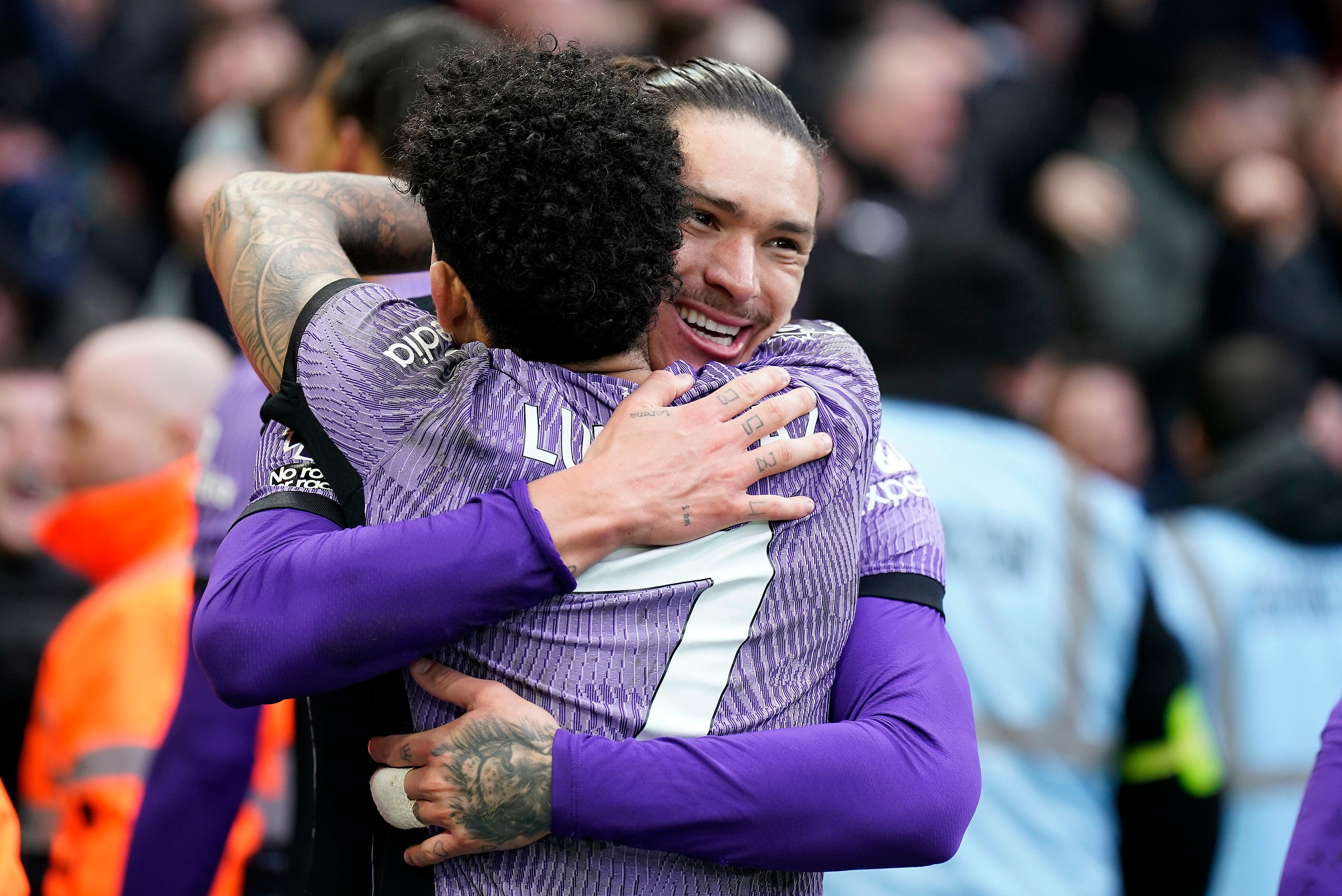 Darwin Núñez abraza a Luis Díaz tras el gol ante Nottingham Forrest en marzo 2024. Foto: