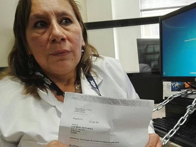 mujeres encadenadas en ETB. Foto: Paula Bolívar/ La W