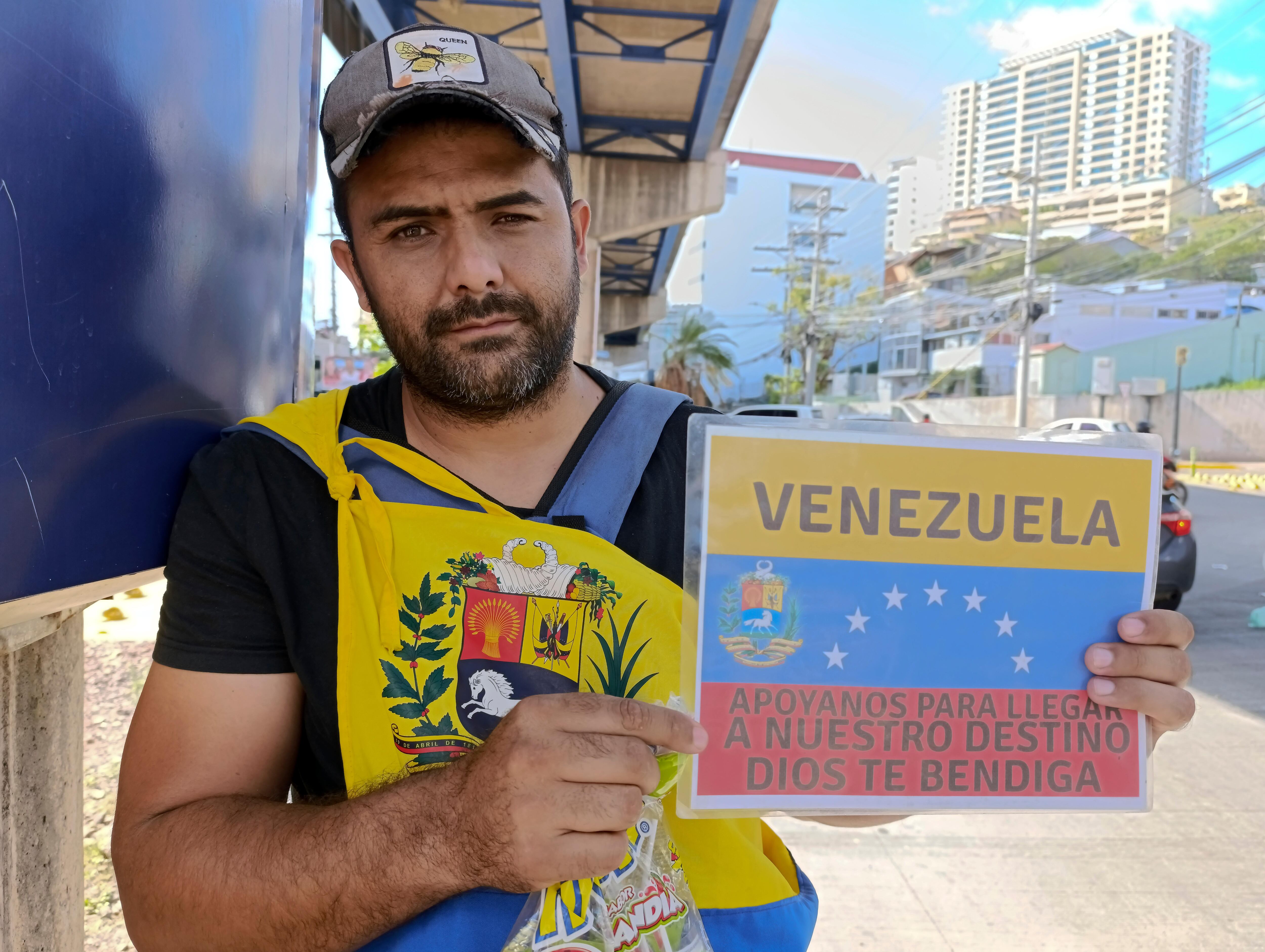 TEGUCIGALPA (HONDURAS), 28/01/2025.- Un migrante venezolano sostiene un cartel durante su recorrido hacia los Estados Unidos este martes.