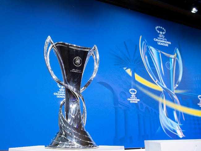 Trofeo de la Champions League Femenina durante un sorteo en diciembre de 2021. FOTO: Richard Juilliart - UEFA/UEFA vía Getty Images
