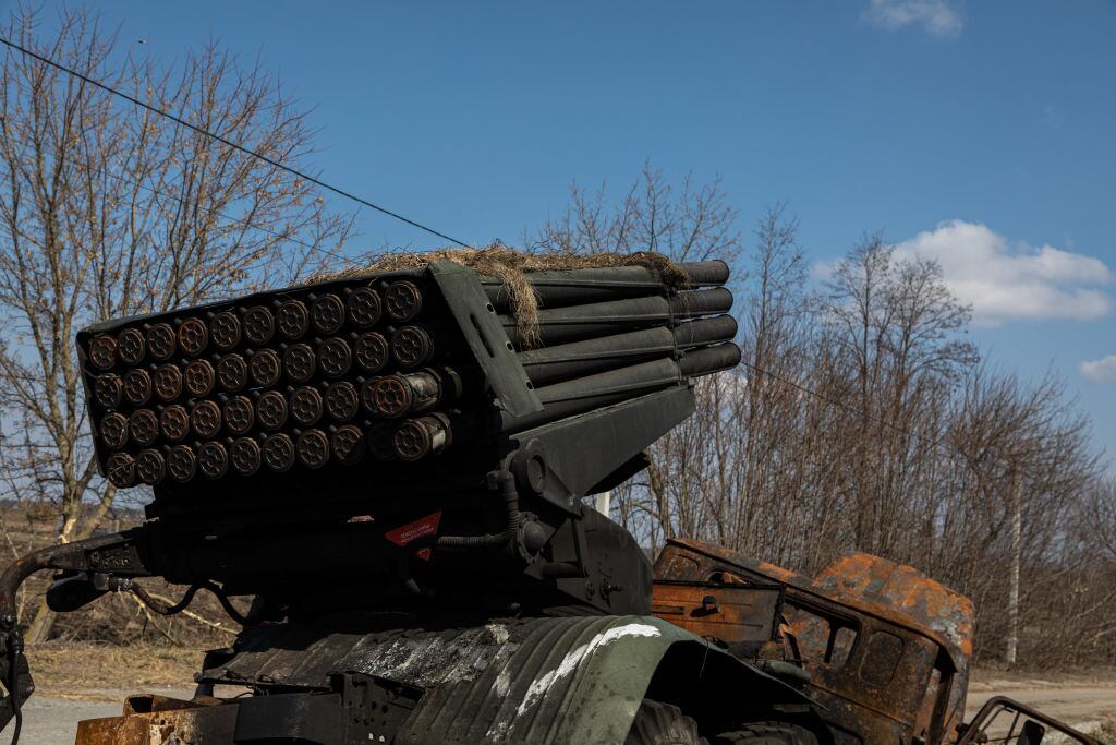 Un vehículo ruso MLRS (sistema de cohetes de lanzamiento múltiple) destruido con la munición se ve en el Óblast de Kiev. (Photo by Alex Chan Tsz Yuk/SOPA Images/LightRocket via Getty Images)