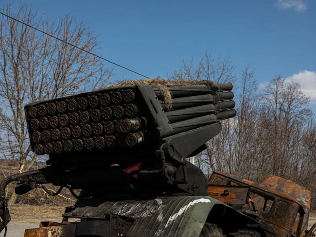 Un vehículo ruso MLRS (sistema de cohetes de lanzamiento múltiple) destruido con la munición se ve en el Óblast de Kiev. (Photo by Alex Chan Tsz Yuk/SOPA Images/LightRocket via Getty Images)
