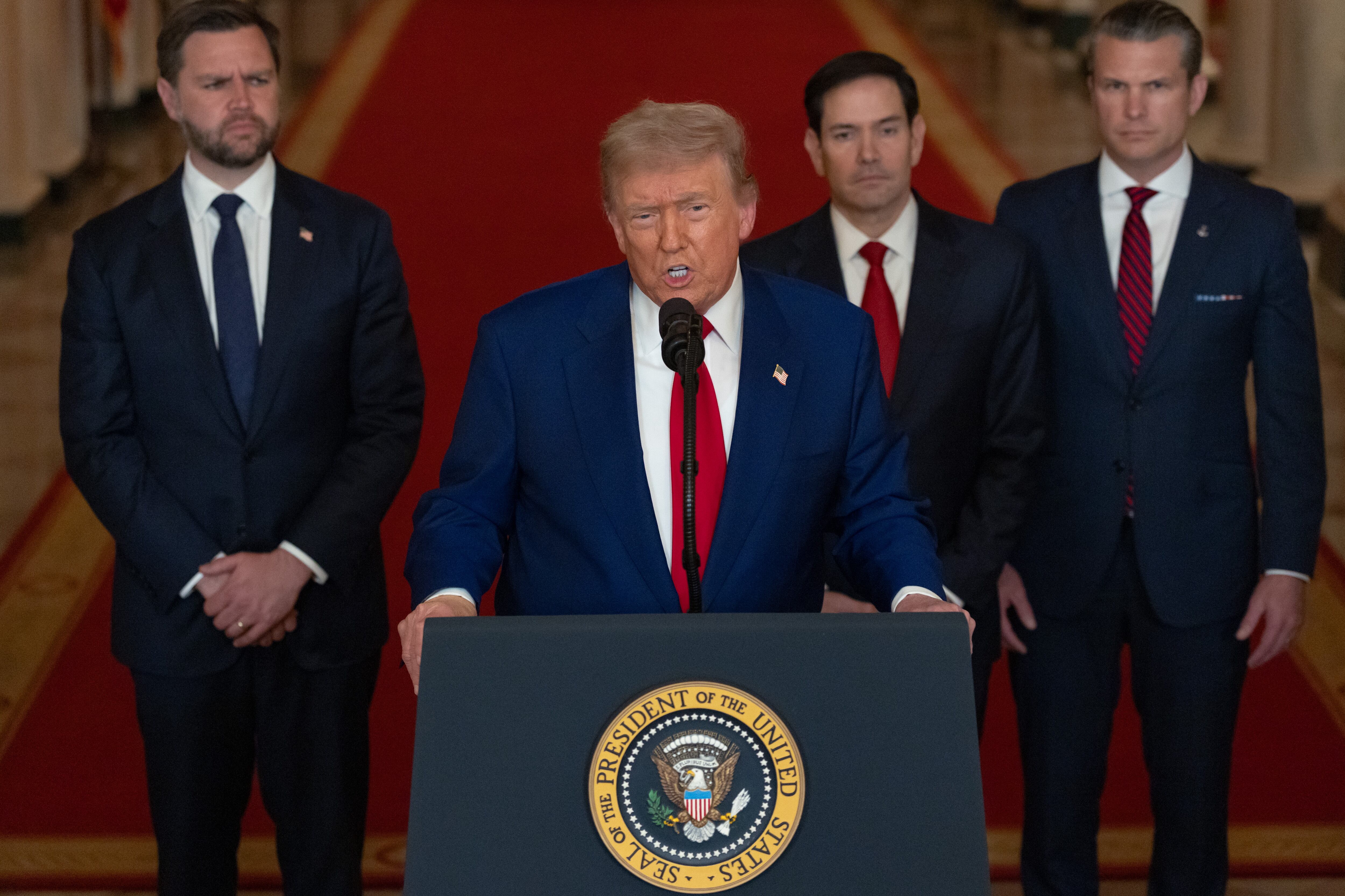 FOTODELDIA Washington (Estados Unidos), 22/06/2025.- El presidente de Estados Unidos, Donald Trump, pronuncia un discurso a la nación tras los ataques estadounidenses contra las instalaciones nucleares de Irán, en la Casa Blanca en Washington, DC, EE.UU., el 21 de junio de 2025. EFE/Carlos Barria / POOL