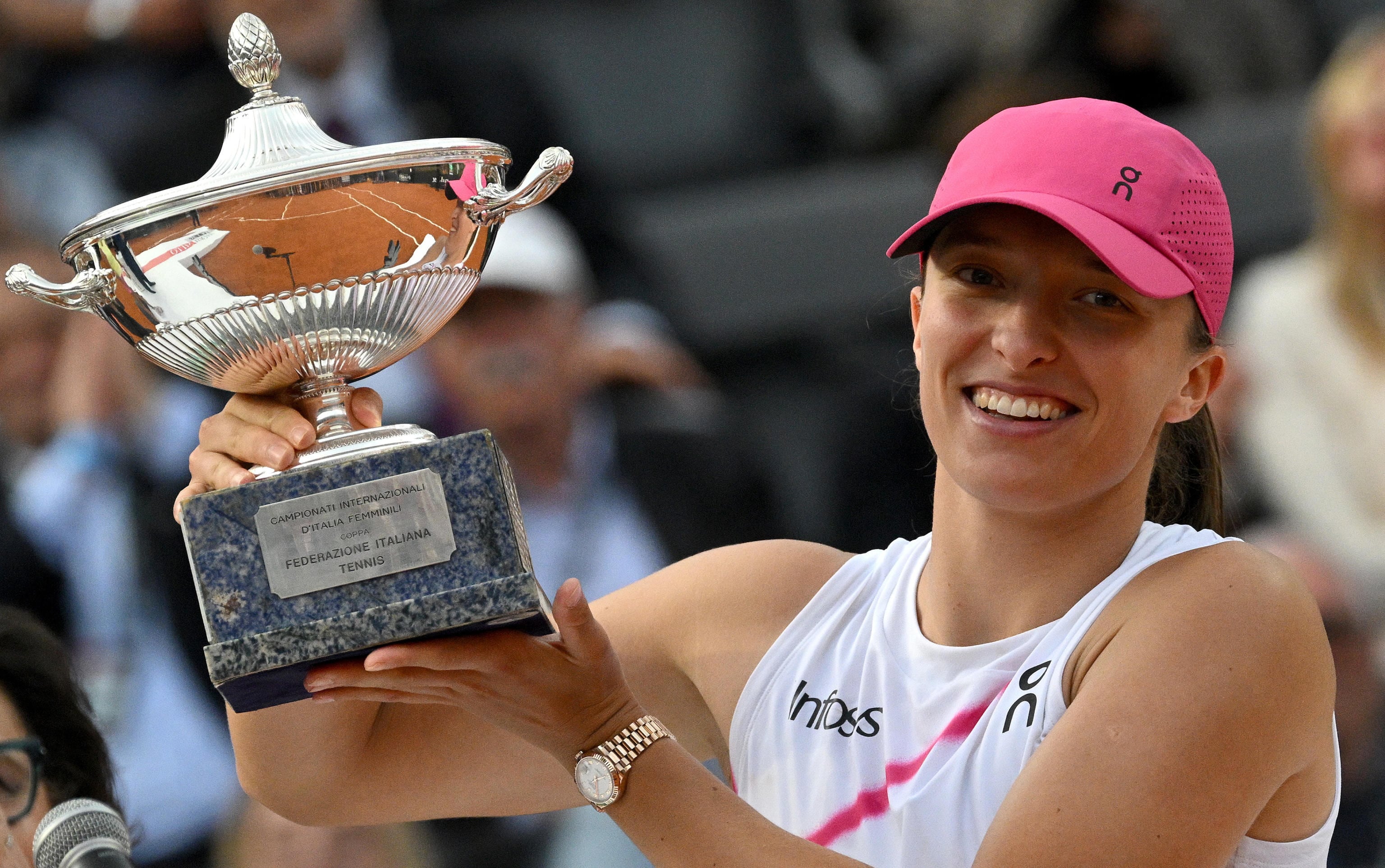 Iga Swiatek con el trofeo del Masters 1000 de Roma femenino. Foto: EFE.
