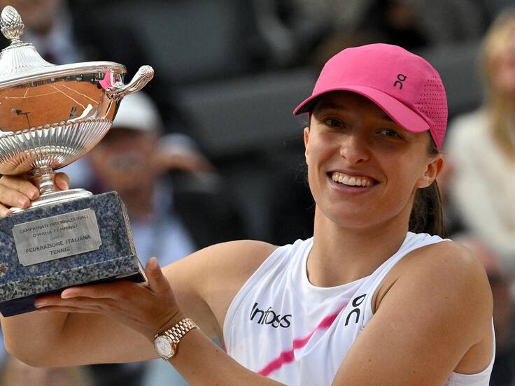 Rome (Italy), 18/05/2024.- Iga Swiatek of Poland poses with her trophy after winning her women&#039;s final match against Aryna Sabalenka of Belarus at the Italian Open tennis tournament in Rome, Italy, 18 May 2024. (Tenis, Bielorrusia, Italia, Polonia, Roma) EFE/EPA/ALESSANDRO DI MEO