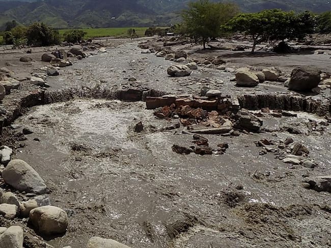 Los organismos de socorro continúan con las labores de búsqueda en la zona afectada por la avenida torrencial tras el desbordamiento del río La Paila. Foto: Colprensa