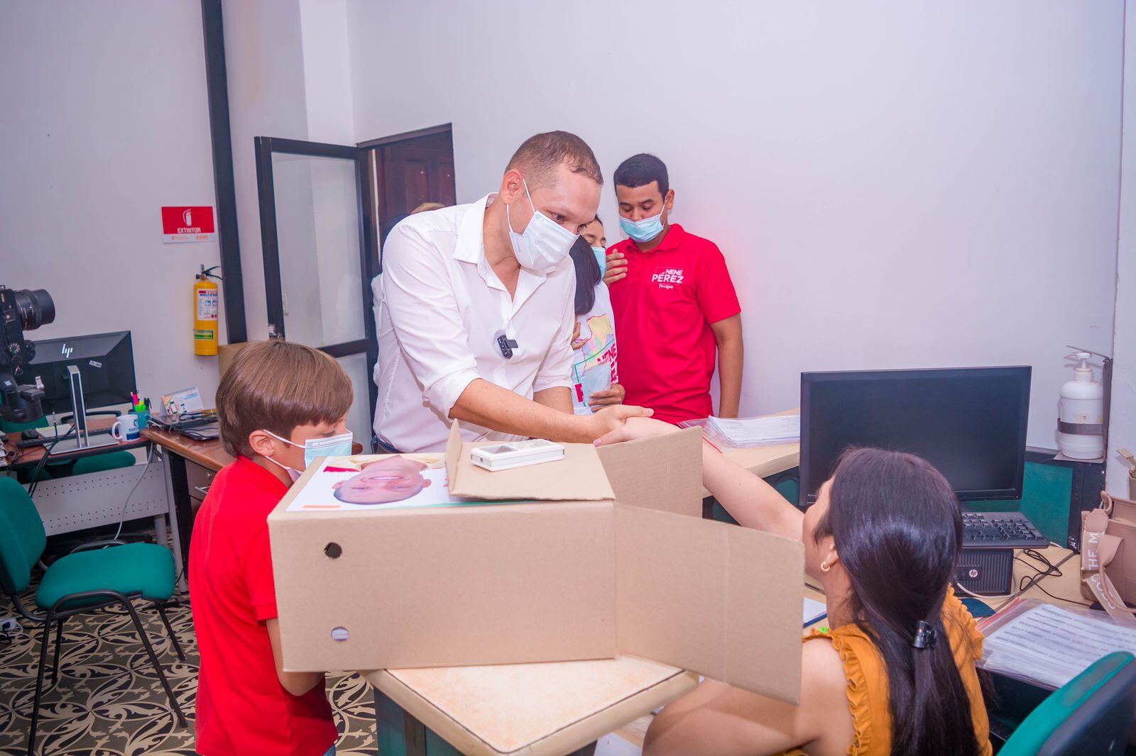 Edgardo ‘El Nene’ Pérez en entrega de firmas | Foto: Cortesía