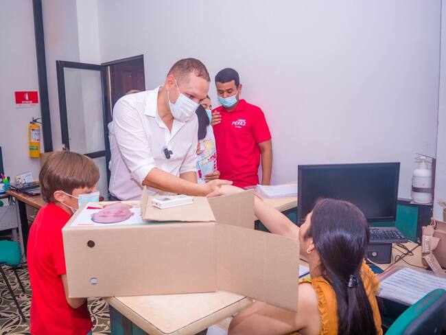 Edgardo ‘El Nene’ Pérez en entrega de firmas | Foto: Cortesía