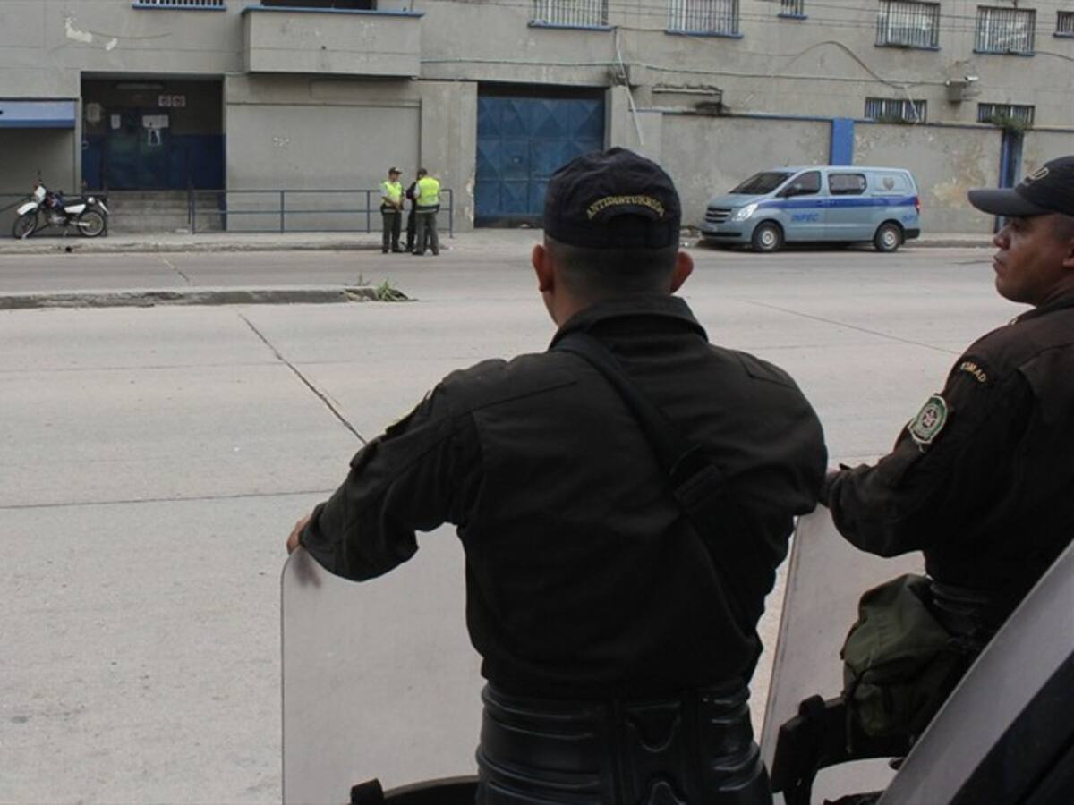 Desmantelan fábrica de hielo en la Cárcel Modelo