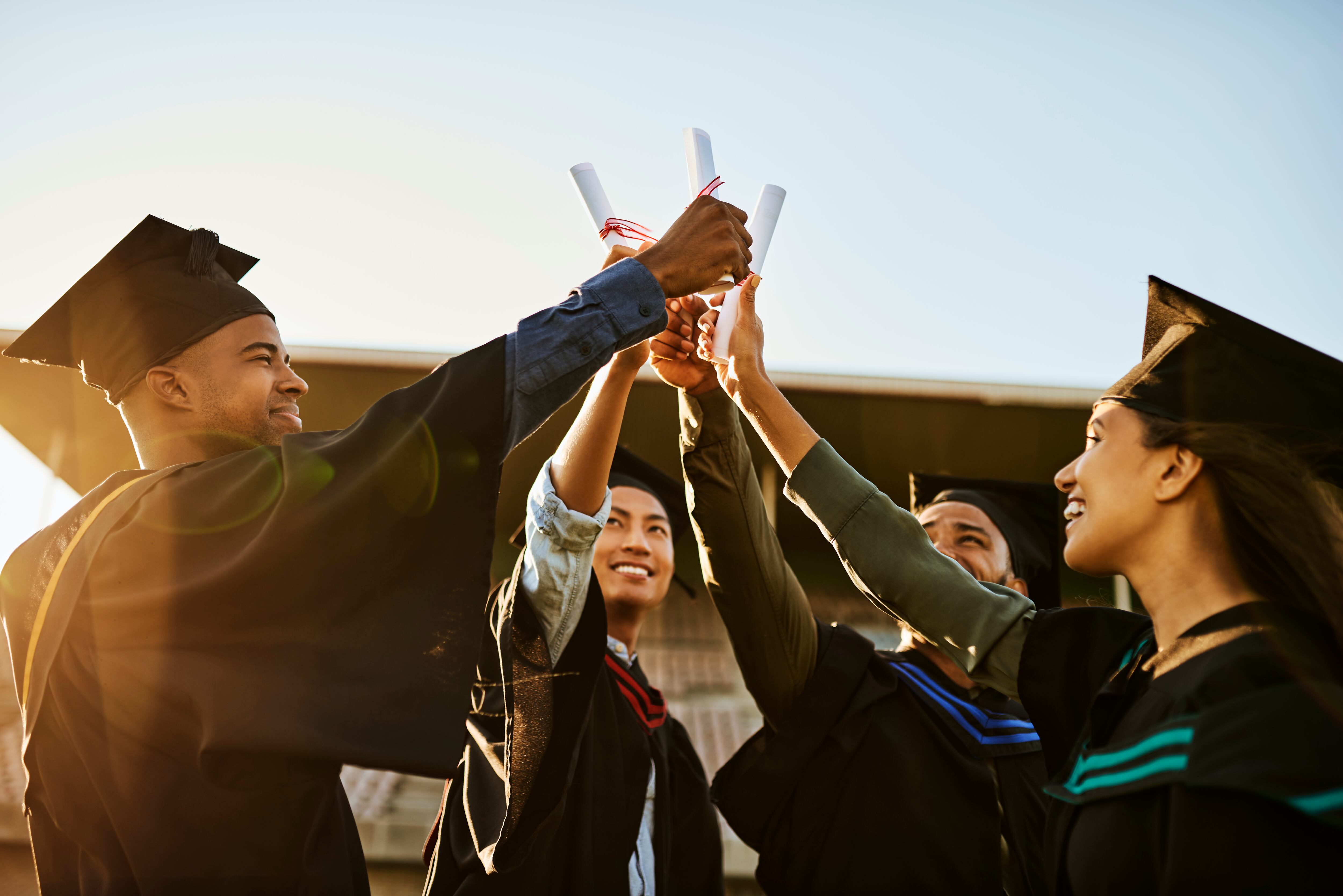 Jóvenes universitarios de distintas partes del mundo celebrando su gradución. (Foto vía Getty Images)