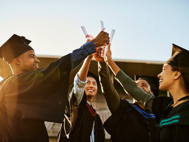 Jóvenes universitarios de distintas partes del mundo celebrando su gradución. (Foto vía Getty Images)
