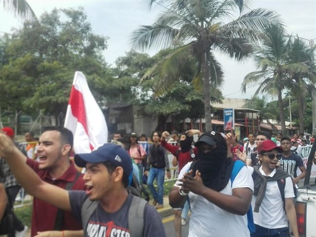 Personal de Uniatlántico marcha para exigir mayor presupuesto en universidades públicas. Foto: Silvana Salas (W Radio)