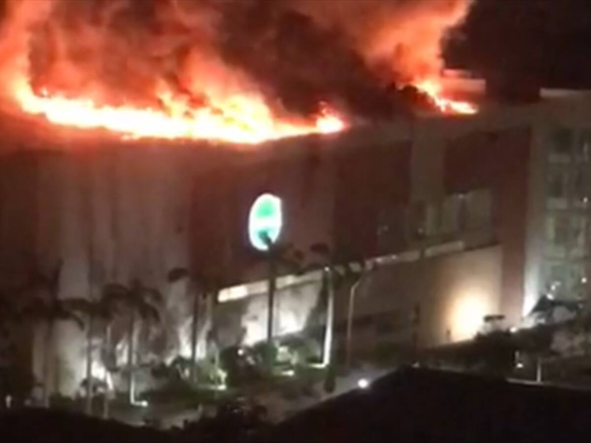 Voraz incendio en el Centro Comercial Buenavista II