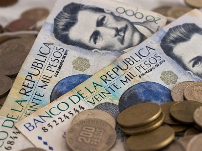 Jaime Mosquera, periodista de la emisora Platino Stereo, señaló que cree le ofrecieron una suma de dinero para destacar las acciones de un funcionario.. Foto: Getty Images