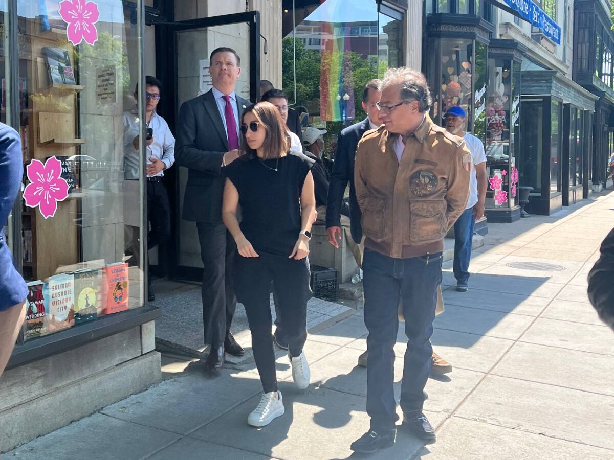 Presidente Petro terminó su viaje en Washington con visita a una librería