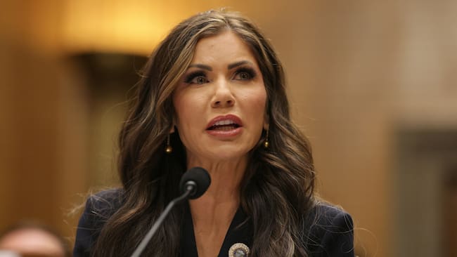 EA5851. BOGOTÁ (COLOMBIA), 23/06/2025.- Fotografía de archivo del 17 de enero de 2025 de la gobernadora de Dakota del Sur, Kristi Noem, en su juramento como directora del Departamento de Seguridad Nacional por parte del presidente electo Donald Trump, en Washington (EEUU). Noem, inicia este martes un viaje de tres días por Panamá, Costa Rica, Honduras y Guatemala en el que estrechará lazos con las autoridades de esos países. EFE/EPA/ Allison Dinner