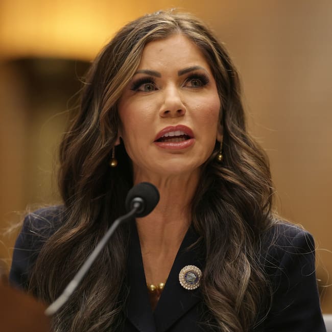 EA5851. BOGOTÁ (COLOMBIA), 23/06/2025.- Fotografía de archivo del 17 de enero de 2025 de la gobernadora de Dakota del Sur, Kristi Noem, en su juramento como directora del Departamento de Seguridad Nacional por parte del presidente electo Donald Trump, en Washington (EEUU). Noem, inicia este martes un viaje de tres días por Panamá, Costa Rica, Honduras y Guatemala en el que estrechará lazos con las autoridades de esos países. EFE/EPA/ Allison Dinner