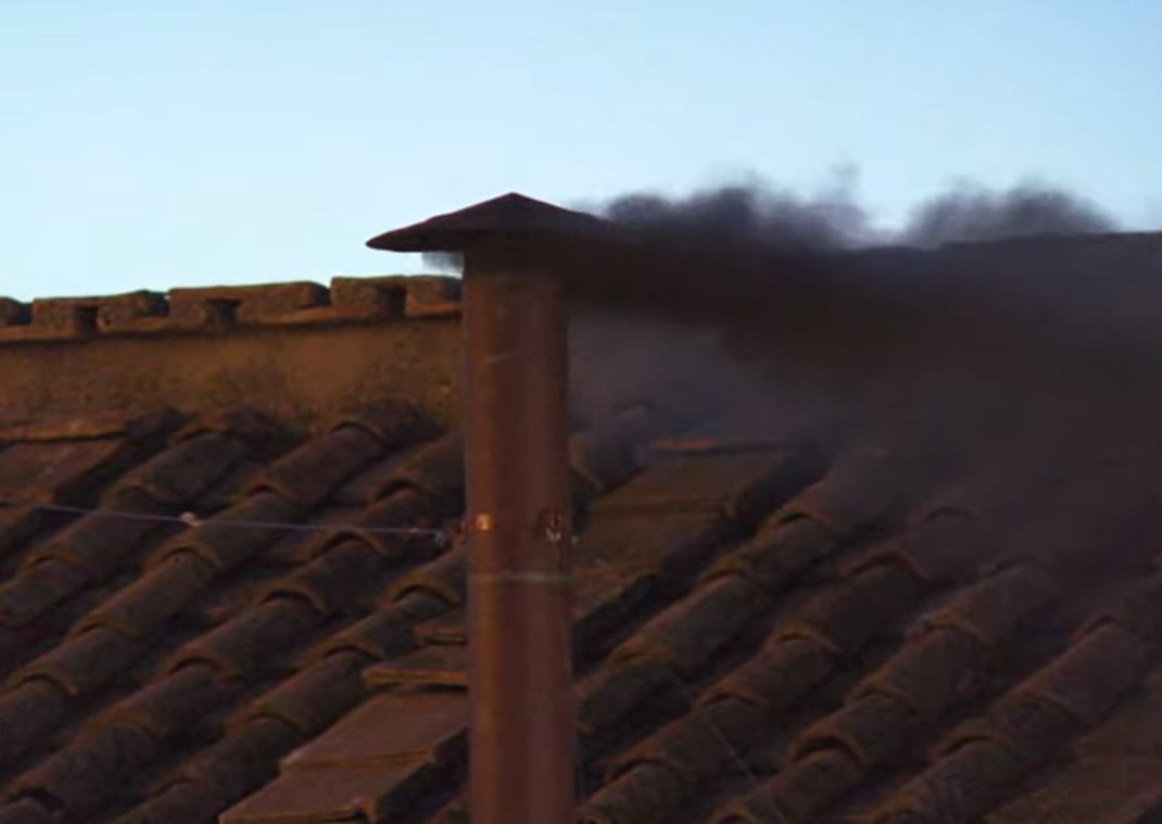 Humo negro en la chimenea de la Capilla Sixtina: aún no hay papa