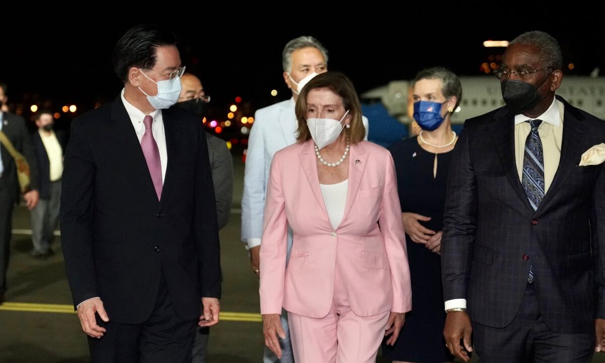 Nancy Pelosi aterrizó en Taiwán en la noche del 02 de agosto, la funcionaria estadounidense de más alto rango en visitar la isla en 25 años, a pesar de las fuertes advertencias de China en contra de la visita. Foto: EFE/EPA/Ministerio de Asuntos Exteriores de Taiwán.