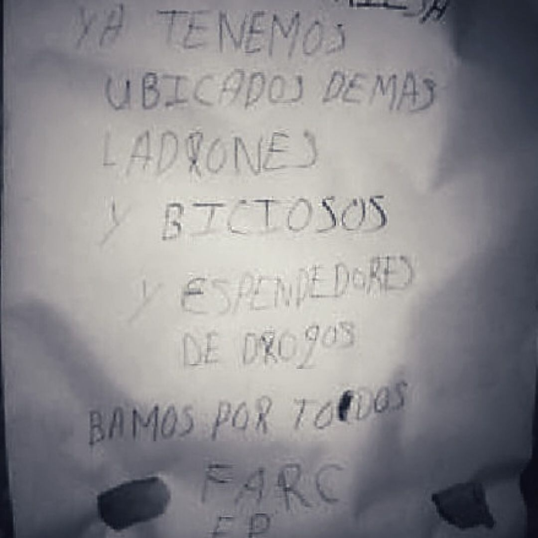 A un costado del cadáver dejaron un cartel firmado por las disidencias de las Farc. Crédito: Cortesía.