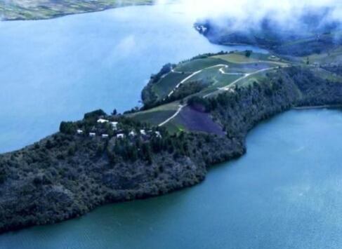 En una de las penínsulas del Lago de Tota en Boyacá se encuentra el complejo turístico Entre Islas Lodge, el cual se habría construido en zona protegida / Foto - Web.
