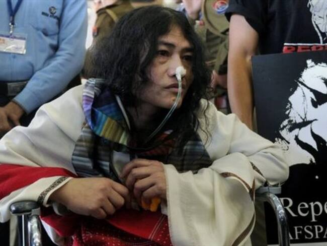 Irom Sharmila, que es alimentada contra su voluntad a través de una sonda, anunció que suspenderá su huelga el 9 de agosto. Foto: Getty Images / BBC Mundo.