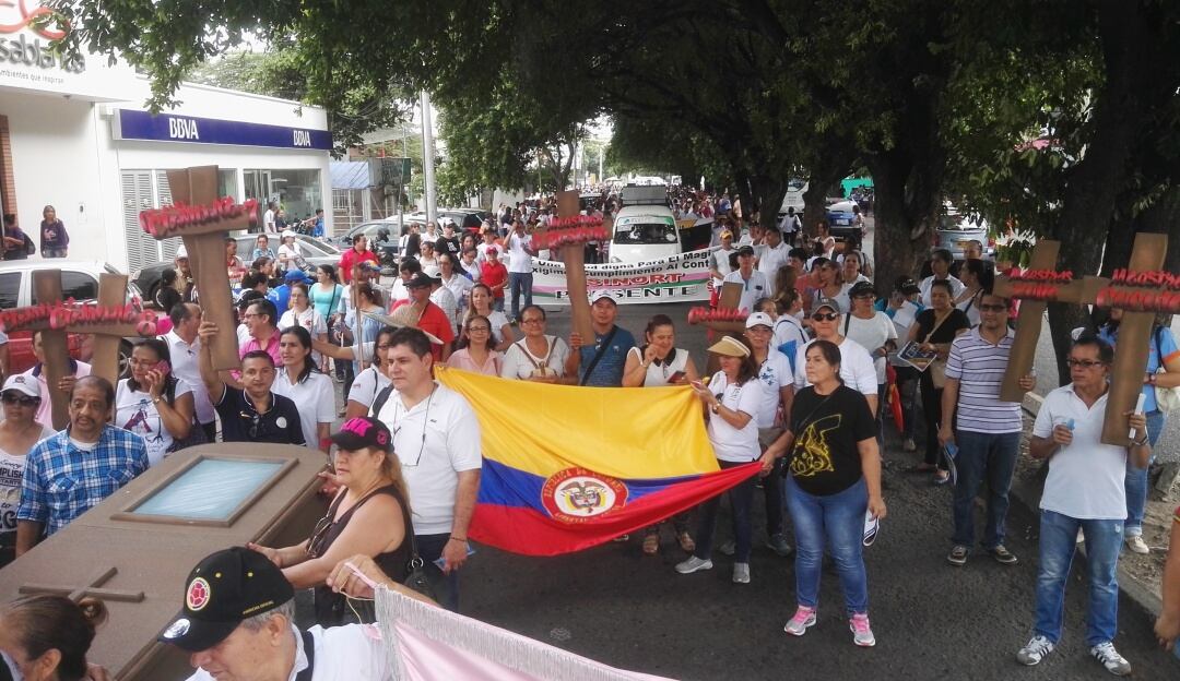 Docentes protestando por el servicio de salud en Colombia