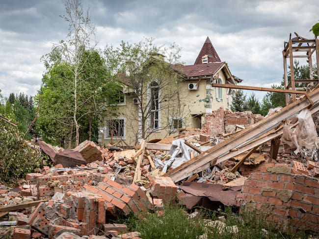 Ruinas de un edificio destruido por los bombardeos rusos se ven en las afueras de la región separatista de Donetsk.  (Photo by Alex Chan Tsz Yuk/SOPA Images/LightRocket via Getty Images)