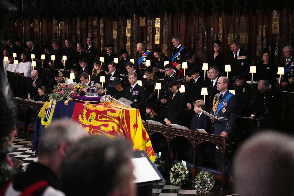 Féretro de Isabel II ha sido bajado a la bóveda real en Windsor. (Photo by Victoria Jones - WPA Pool/Getty Images)