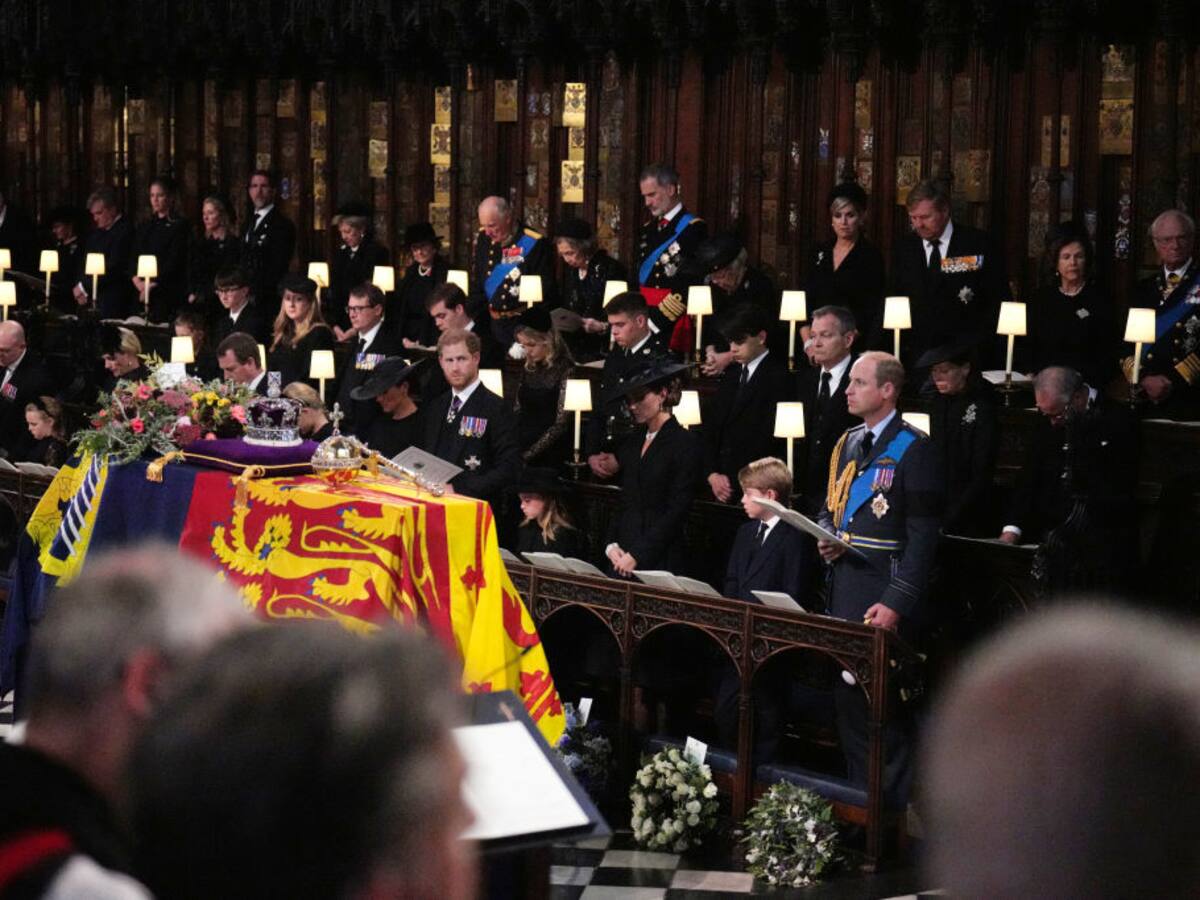 Féretro de Isabel II ha sido bajado a la bóveda real en Windsor