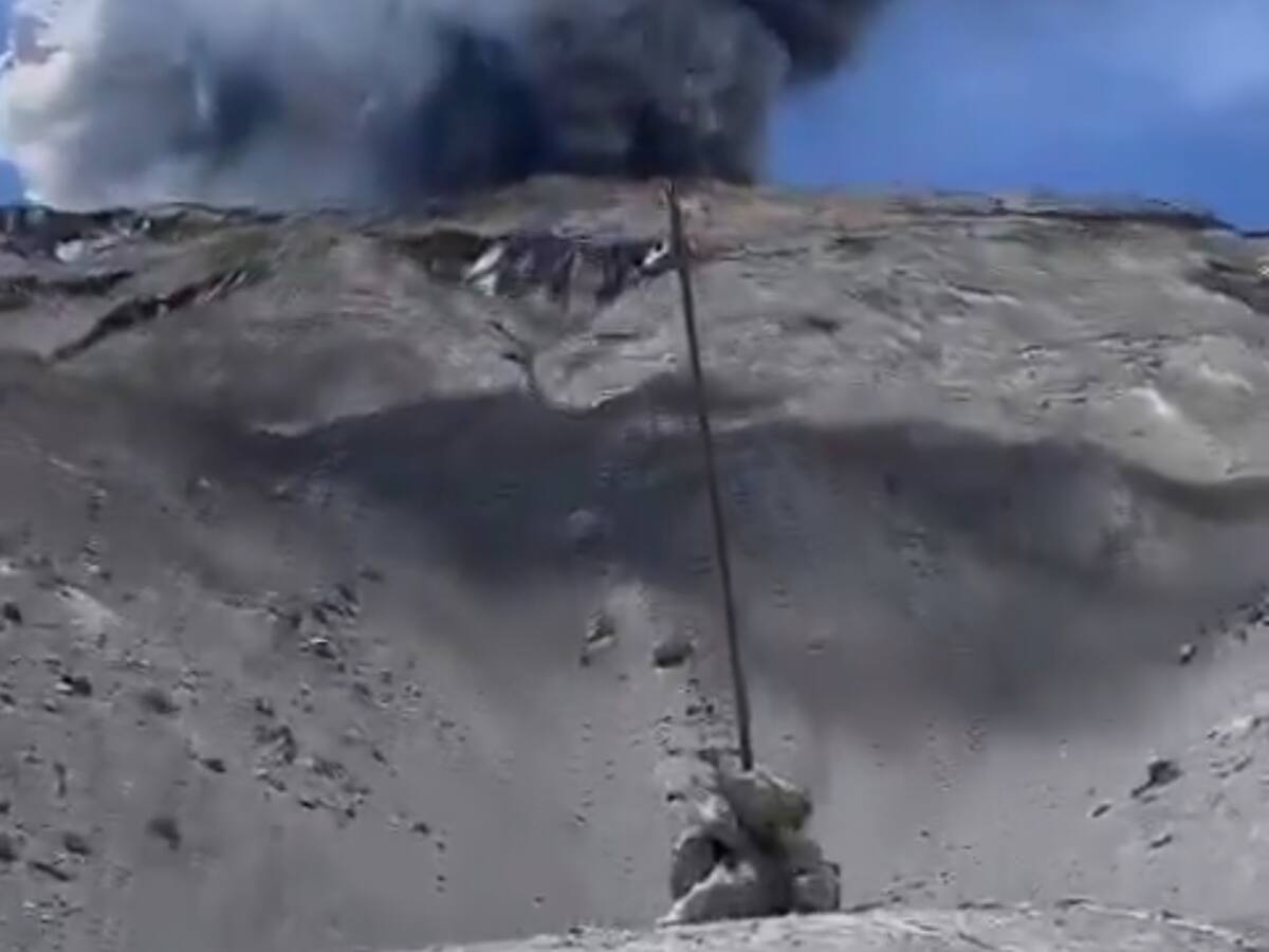 Video del SGC muestra imponente emisión de ceniza del volcán Nevado del Ruiz