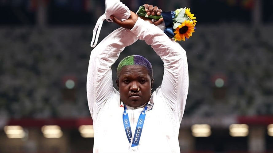 Raven Saunders levantó ambos brazos y los cruzó sobre su cabeza tras recibir la medalla de plata en lanzamiento de bala. Foto: Getty Images / RYAN PIERSE
