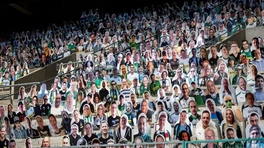 Hinchas alemanes ‘acuden al estadio’ como figuras de cartón. Foto: Getty Images