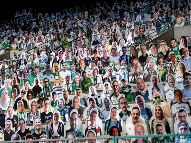 Hinchas alemanes ‘acuden al estadio’ como figuras de cartón. Foto: Getty Images