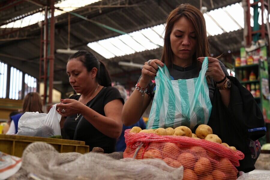 Imagen de referencia de personas comprando mercado. Foto: Colprensa.