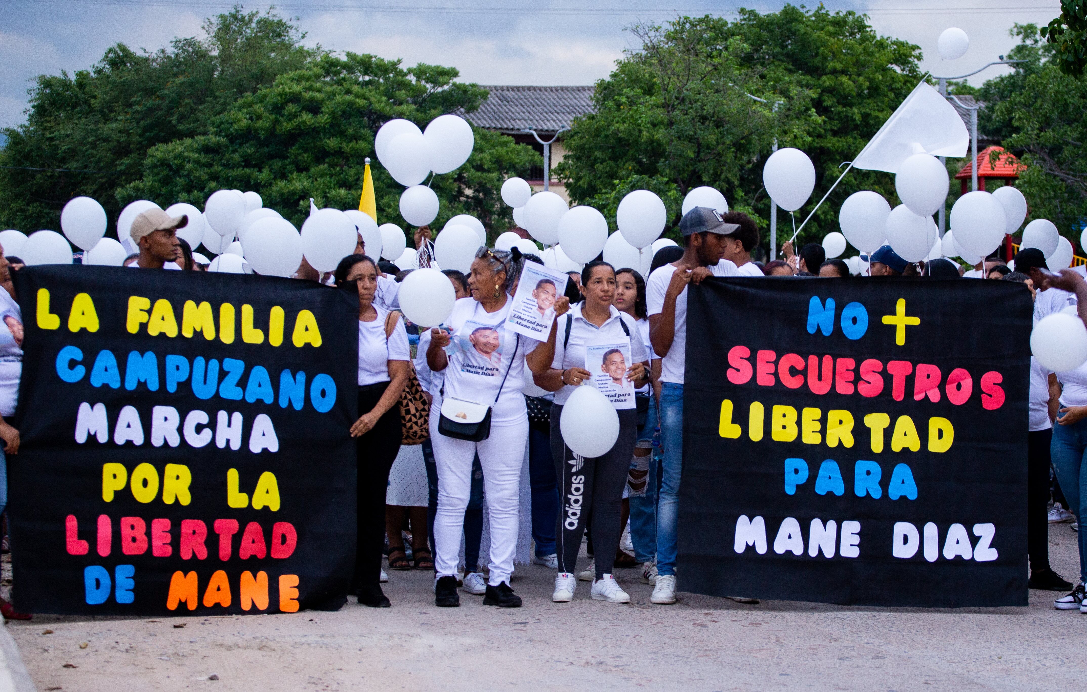 Habitantes del municipio de Barrancas marchan junto a amigos y familiares de Luis Manuel Díaz, secuestrado el sábado pasado, en Barrancas, La Guajira (Colombia). EFE/ Carrillo Fonseca