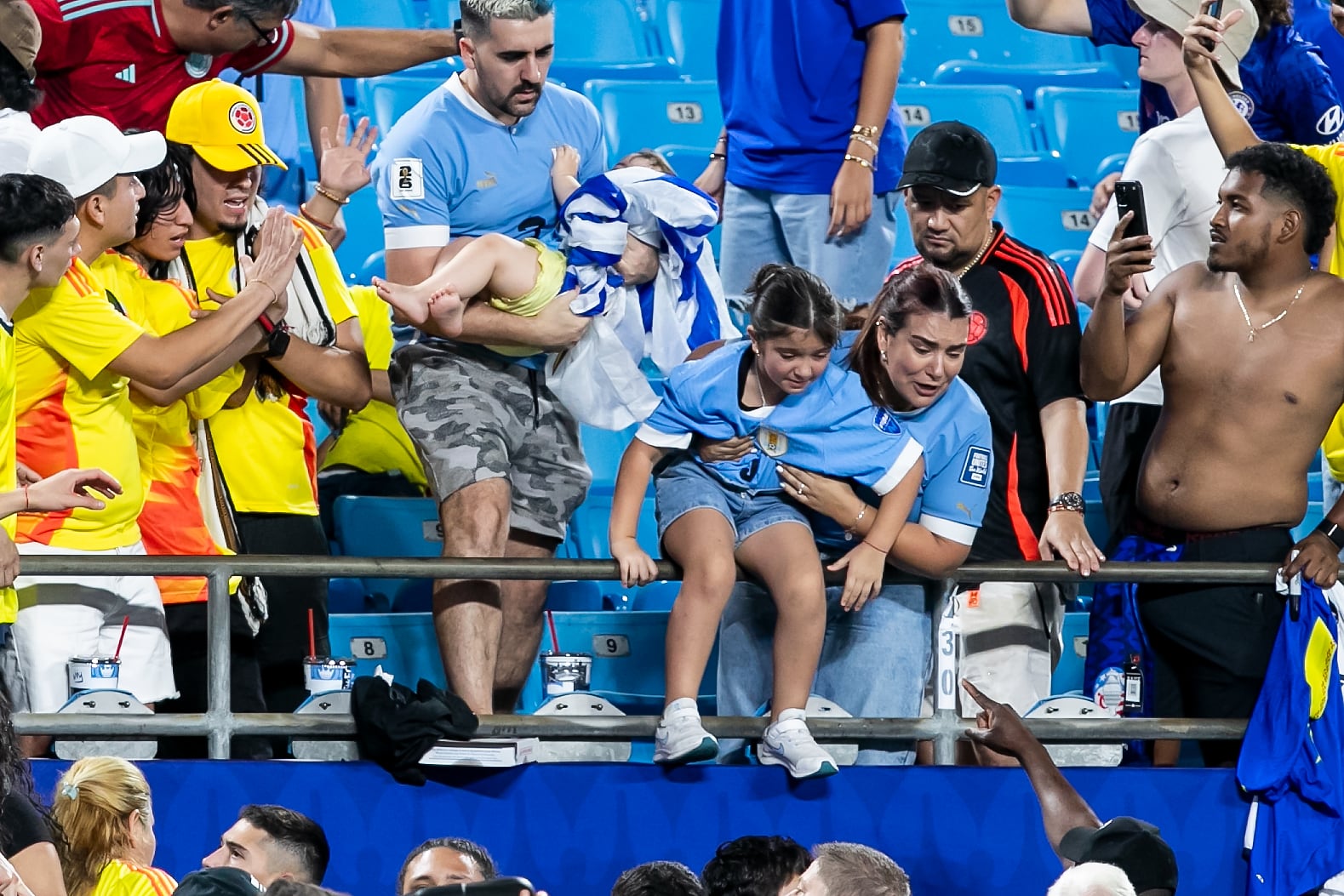 Pelea en las tribunas entre aficionados colombianos y jugadores de Uruguay