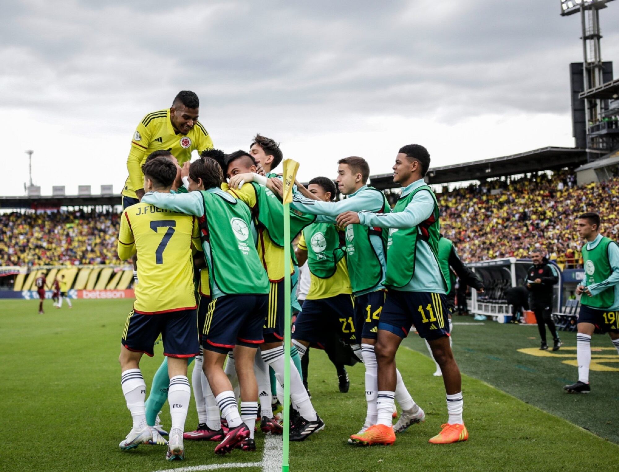 Selección Colombia Sub-20 celebra gol frente a la Selección de Venezuela en el Sudamericano de la categoría. 12 de febrero de 2023. Foto: CONMEBOL.