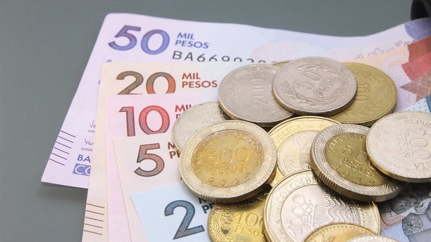 ¿Cómo afecta el aumento de tasas de interés al bolsillo de los colombianos?. Foto: Getty Images / KIKINUNCHI