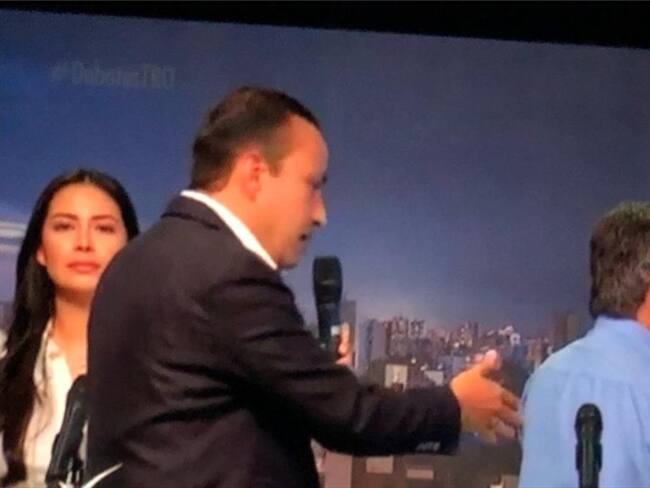 Mauricio Aguilar le extendió la mano a Leonidas Gómez, a pesar de las ofensas recibidas. Foto:tomada del debate.